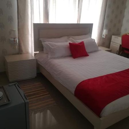 Lee Bed & Breakfast ฟรานซิสทาวน์ ภายนอก รูปภาพ
