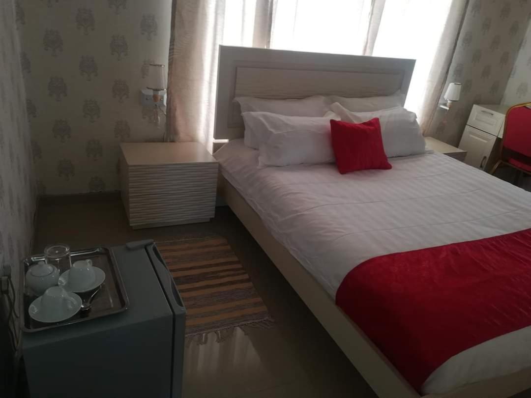 Lee Bed & Breakfast ฟรานซิสทาวน์ ภายนอก รูปภาพ