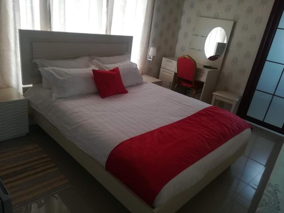 Lee Bed & Breakfast ฟรานซิสทาวน์ ภายนอก รูปภาพ