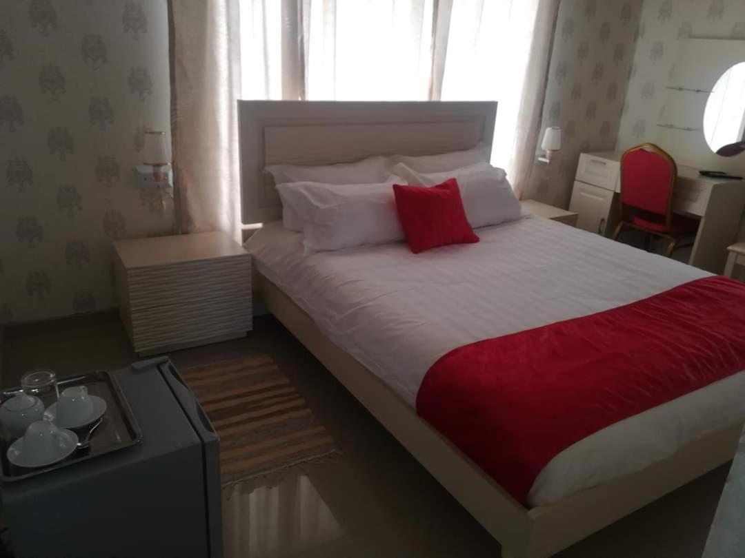 Lee Bed & Breakfast ฟรานซิสทาวน์ ภายนอก รูปภาพ